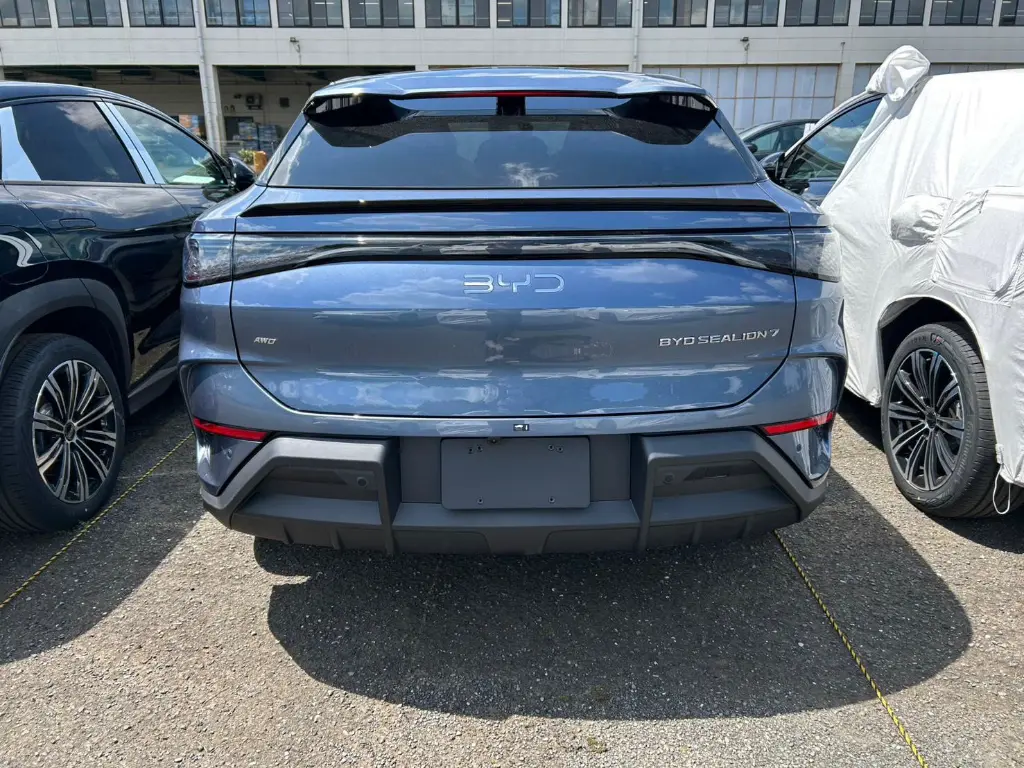 BYD SEALION 7 view 2