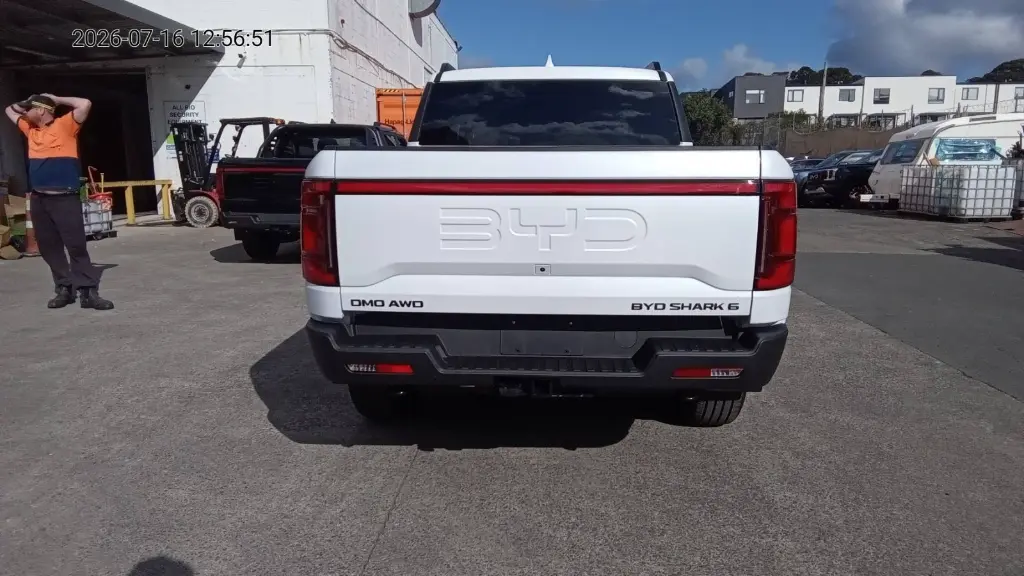 BYD SHARK 6 view 5
