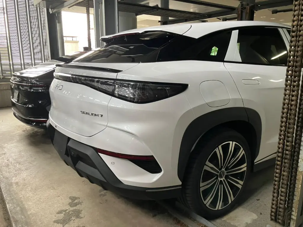 BYD SEALION 7 view 2